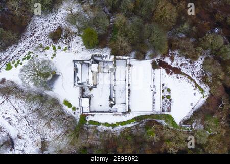 Dollar, Schottland, Großbritannien. Februar 2021, 4th. Drohnenbilder von mittelalterlichem Castle Campbell bedeckt in Schnee in Hügeln über Dollar in Clackmannanshire, Zentral Schottland. Kredit: Iain Masterton/Alamy Live Nachrichten Stockfoto