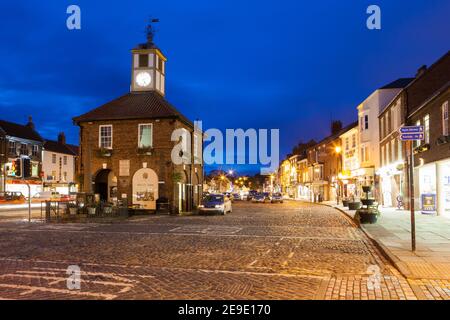 Abendansicht des historischen viereckigen Rathauses in der Mitte der High Street in Yarm, North Yorkshire Stockfoto