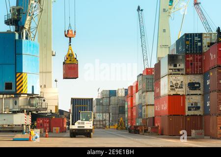 Iquique, Tarapaca Region, Chile - Turmdrehkrane laden LKW mit Containern im Hafen von Iquique. Stockfoto