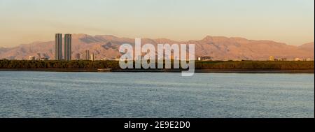 RAS al Khaimah, Vereinigte Arabische Emirate Panoramablick auf die Hajar Berge und Türme bei Sonnenuntergang. Stockfoto