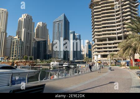 'Dubai, Dubai/Vereinigte Arabische Emirate - 10/29/2020: Promenade entlang der Dubai Marina während des Tages in der Jumeriah Gegend' Stockfoto