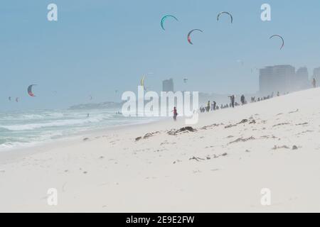 kiteboarding International Red Bull Wettbewerb am Bloubergstrand Strand in Kapstadt, Südafrika an einem windigen Tag mit Menschen fotografieren die Veranstaltung Stockfoto