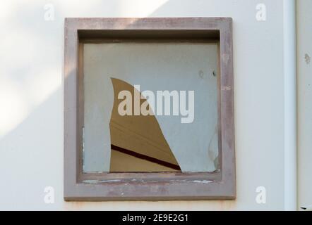 Kaputtes Fensterscheiben-Glas mit einem großen Loch darin Konzept Tatort Stockfoto