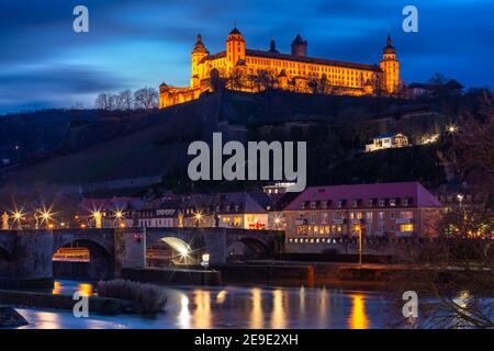 Blick auf Festung Marienberg und Alte Mainbrücke, Alte Mainbrücke in Würzburg bei Nacht, Bayern, Deutschland Stockfoto