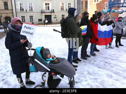 Krakau. Krakau. Polen. Russen, die in Polen leben, und ihre polnischen Freunde während einer politischen Kundgebung zur Unterstützung des Oppositionsführers Alexei in Cr Stockfoto