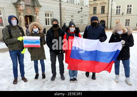 Krakau. Krakau. Polen. Russen, die in Polen leben, und ihre polnischen Freunde während einer politischen Kundgebung zur Unterstützung des Oppositionsführers Alexei in Cr Stockfoto