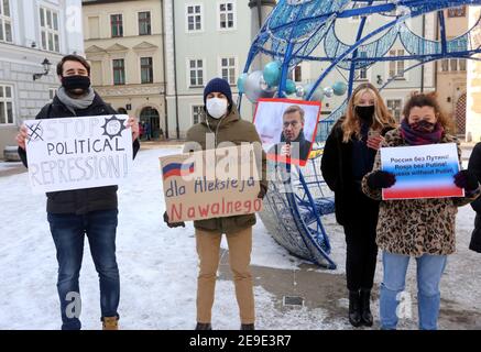 Krakau. Krakau. Polen. Russen, die in Polen leben, und ihre polnischen Freunde während einer politischen Kundgebung zur Unterstützung des Oppositionsführers Alexei in Cr Stockfoto