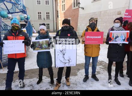 Krakau. Krakau. Polen. Russen, die in Polen leben, und ihre polnischen Freunde während einer politischen Kundgebung zur Unterstützung des Oppositionsführers Alexei in Cr Stockfoto