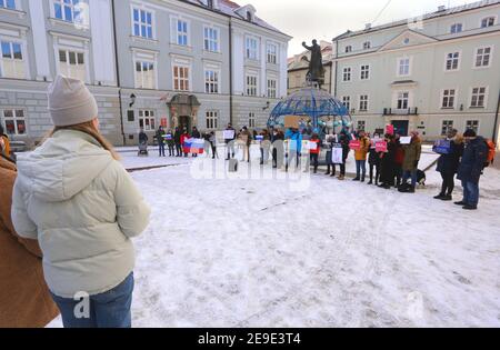 Krakau. Krakau. Polen. Russen, die in Polen leben, und ihre polnischen Freunde während einer politischen Kundgebung zur Unterstützung des Oppositionsführers Alexei in Cr Stockfoto