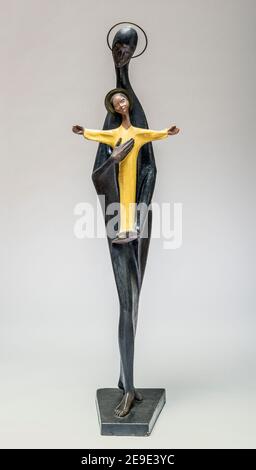 Jungfrau Maria mit Kind, Patina-Gipskulptur 1954 des französischen Bildhauers Jean Henninger Stockfoto