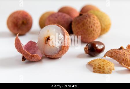 Nahaufnahme von Litschis isoliert mit weißem Hintergrund. Stockfoto