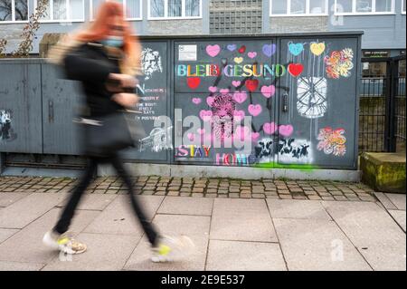 04. Februar 2021, Rheinland-Pfalz, Zweibrücken: 'Stay Healthy' und 'Stay Home' wurden auf einer Anschlussdose in der Innenstadt von Zweibrücken besprüht. Die Stadt hat derzeit die niedrigste Inzidenz von Corona. Foto: Oliver Dietze/dpa Stockfoto