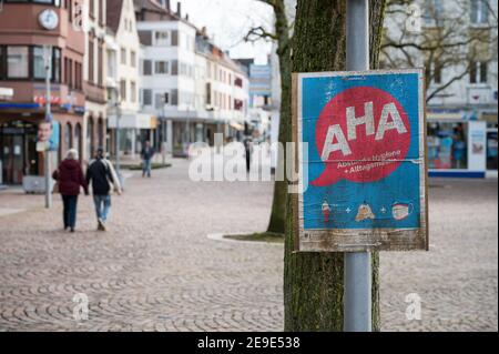 04. Februar 2021, Rheinland-Pfalz, Zweibrücken: In der Fußgängerzone von Zweibrücken hängt ein verwittertes AHA-Plakat. Die Stadt hat derzeit die niedrigste Inzidenz von Corona. Foto: Oliver Dietze/dpa Stockfoto