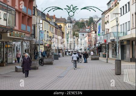 04. Februar 2021, Rheinland-Pfalz, Zweibrücken: In der Fußgängerzone von Zweibrücken gibt es wenig Aktivität. Die Stadt hat derzeit die niedrigste Inzidenz von Corona. Foto: Oliver Dietze/dpa Stockfoto