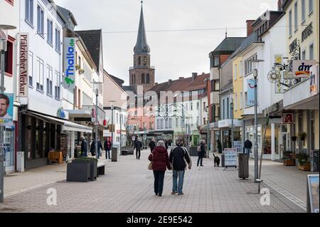 04. Februar 2021, Rheinland-Pfalz, Zweibrücken: In der Fußgängerzone von Zweibrücken gibt es wenig Aktivität. Die Stadt hat derzeit die niedrigste Inzidenz von Corona. Foto: Oliver Dietze/dpa Stockfoto