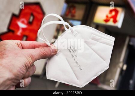 FFP2 Schutzmasken gegen Coronavirus vor einer Apotheke in Dortmund. Zwölf dieser zertifizierten Schutzasken werden mit zwei Berechtigungsscheinen der Bundesregierung an Personen ab 60 Jahren gegen eine Selbstbeteiligung von 2,00 € in Apotheken abgeglichen. Stockfoto