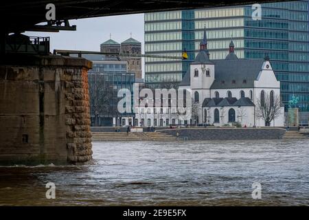 KÖLN, DEUTSCHLAND - 31. Jan 2021: Blick auf die Abtei Deutz, I. e. Kloster Deutz, unter der Hohenzollernbrücke über den Rhein in Köln bei Tageslicht w Stockfoto