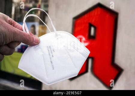 FFP2 Schutzmasken gegen Coronavirus vor einer Apotheke in Dortmund. Zwölf dieser zertifizierten Schutzasken werden mit zwei Berechtigungsscheinen der Bundesregierung an Personen ab 60 Jahren gegen eine Selbstbeteiligung von 2,00 € in Apotheken abgeglichen. Stockfoto