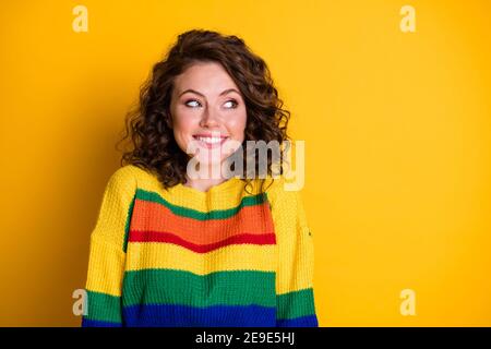 Close-up Porträt von schönen schönen fröhlichen Mädchen zuckend Schultern suchen Neben Kopierbereich isoliert auf hellgelben Hintergrund Stockfoto