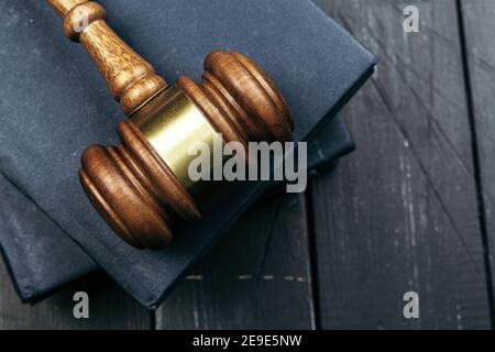 Bild von hölzernen Richterhammer auf Notizblock Stockfoto