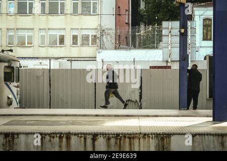 ISTANBUL, TÜRKEI - 26. DEZEMBER 2009: Ein alter türkischer Mann, der mit einer unscharfen Geschwindigkeit läuft, eilt, um seinen Pendlerzug im Bahnhof Sirkeci gar zu erwischen Stockfoto