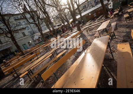 München, Deutschland. Februar 2021, 04th. Die Sonne scheint bei frühlingshaften Temperaturen in den leeren Biergarten am Wienerplatz im Stadtteil Haidhausen. Kredit: Peter Kneffel/dpa/Alamy Live Nachrichten Stockfoto