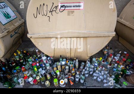 München, Deutschland. Februar 2021, 04th. Dutzende Glasflaschen stehen neben überfließenden Glasbehältern im Lehel-Viertel. Kredit: Peter Kneffel/dpa/Alamy Live Nachrichten Stockfoto