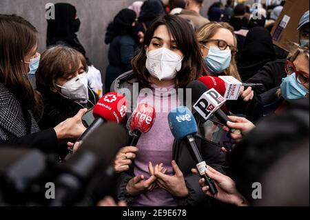 Madrid, Spanien. Februar 2021, 04th. ISA Serra von Unidas Podemos Party spricht mit der Presse und unterstützt einen Protest, der Strom in der Kleinstadt La Ca-ada Real fordert. Die Familien in der Kleinstadt mussten bereits seit mehr als 4 Monaten keinen Strom mehr haben, da das Versorgungsunternehmen (Naturgy) den Strom mit der Behauptung abtrennte, dass er für den Anbau von Marihuana verwendet würde. Quelle: Marcos del Mazo/Alamy Live News Stockfoto