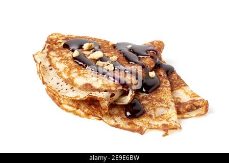 Stapel von gefalteten Crepes mit Schokoladensauce auf weiß Stockfoto