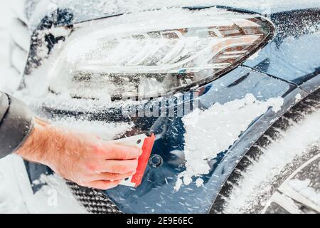 Verschmutzter Parksensor vorn - Schnee und Eis an Das Auto Stockfoto