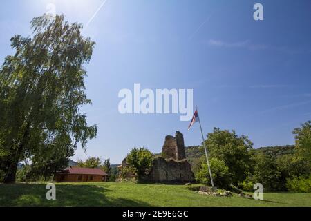 Verlassene Kirche des Klosters Manastir savinac in Stari ledinci, in der Nähe von Novi Sad, auf dem Fruska Gora Berg, in Serbien. Es ist ein Kloster aus dem Stockfoto