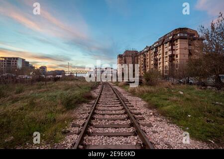 Städtische Industrielandschaft in der Dämmerung, in einem Sonnenuntergang Abend, in Belgrad, Serbien, mit einer einzigen Eisenbahnstrecke, die in der Mitte der Industrie, während Th Stockfoto