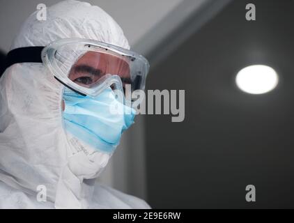 Malaga, Spanien. Februar 2021, 04th. Ein Gesundheitshelfer, der einen Anzug für persönliche Schutzausrüstung (PSA) trägt, der am Eingang einer Coronavirus-Teststation während eines massiven covid-19-Tests am Plaza Limeno in der Innenstadt gesehen wurde. Aufgrund der hohen Rate von Coronavirus-Infektionen in der Hauptstadt Málaga werden etwa 1,600 freiwillige Personen von den Gesundheitsbehörden ausgewählt, um an einem zufälligen Antigencovid-19-Test teilzunehmen. Kredit: SOPA Images Limited/Alamy Live Nachrichten Stockfoto