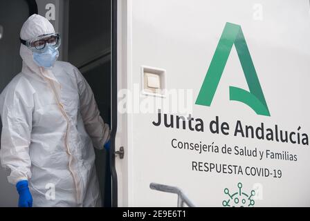 Malaga, Spanien. Februar 2021, 04th. Ein Gesundheitshelfer, der einen Anzug für persönliche Schutzausrüstung (PSA) trägt, der am Eingang einer Coronavirus-Teststation während eines massiven covid-19-Tests am Plaza Limeno in der Innenstadt gesehen wurde. Aufgrund der hohen Rate von Coronavirus-Infektionen in der Hauptstadt Málaga werden etwa 1,600 freiwillige Personen von den Gesundheitsbehörden ausgewählt, um an einem zufälligen Antigencovid-19-Test teilzunehmen. Kredit: SOPA Images Limited/Alamy Live Nachrichten Stockfoto