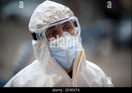 Malaga, Spanien. Februar 2021, 04th. Ein Gesundheitshelfer, der einen Anzug für persönliche Schutzausrüstung (PSA) trägt, der außerhalb einer Coronavirus-Teststation während eines massiven covid-19-Tests auf dem Plaza Limeno in der Innenstadt gesehen wurde. Aufgrund der hohen Rate von Coronavirus-Infektionen in der Hauptstadt Málaga werden etwa 1,600 freiwillige Personen von den Gesundheitsbehörden ausgewählt, um an einem zufälligen Antigencovid-19-Test teilzunehmen. Kredit: SOPA Images Limited/Alamy Live Nachrichten Stockfoto