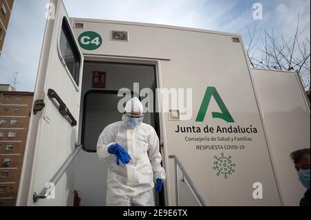 Malaga, Spanien. Februar 2021, 04th. Ein Gesundheitshelfer, der einen Anzug für persönliche Schutzausrüstung (PSA) trägt, der am Eingang einer Coronavirus-Teststation während eines massiven covid-19-Tests am Plaza Limeno in der Innenstadt gesehen wurde. Aufgrund der hohen Rate von Coronavirus-Infektionen in der Hauptstadt Málaga werden etwa 1,600 freiwillige Personen von den Gesundheitsbehörden ausgewählt, um an einem zufälligen Antigencovid-19-Test teilzunehmen. Kredit: SOPA Images Limited/Alamy Live Nachrichten Stockfoto