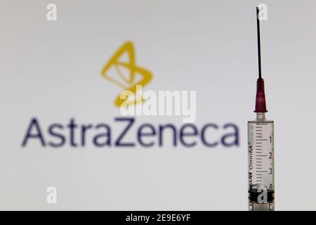 OXFORD, Großbritannien - Februar 2020: Covid-Impfstoffspritze vor dem AstraZeneca-Logo Stockfoto