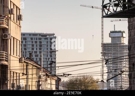 Belgard, SERBIEN - 10. OKTOBER 2020: Nahaufnahme des Baus der Belgrader Uferpromenade, oder Beograd na vodi, aus dem Bezirk savamala. Es ist eine Kontrolle Stockfoto