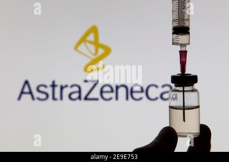 OXFORD, Großbritannien - Februar 2020: Covid-Impfstoffspritze vor dem AstraZeneca-Logo Stockfoto