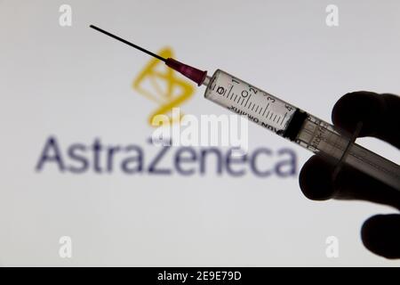 OXFORD, Großbritannien - Februar 2020: Covid-Impfstoffspritze vor dem AstraZeneca-Logo Stockfoto