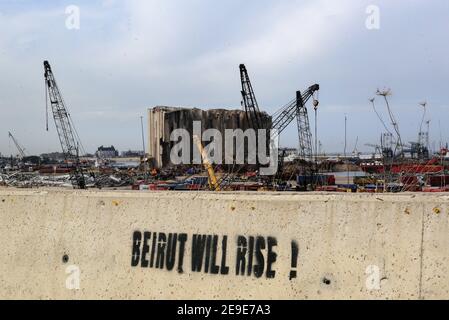 Beirut, Libanon. Februar 2021, 04th. ·Beirut will Rise· wird sechs Monate nach einem Sprengstoff, der durch den Hafen gerissen wurde, vor dem verwüsteten Hafen von Beirut in Silo auf eine Betonwand gesprüht, bei der mehr als 200 Menschen getötet und mehr als 6.000 weitere verletzt wurden. Quelle: Marwan Naamani/dpa/Alamy Live News Stockfoto