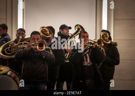 BELGRAD, SERBIEN - 29. DEZEMBER 2020: Selektiver Fokus auf einen Trompeter einer Roma-Musikband, der in der Nacht zu weihnachten in den Straßen von Belgra spielt Stockfoto