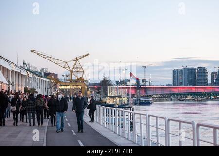 BELGRAD, SERBIEN - 2. JANUAR 2021: Junge Leute, zwei junge Männer, Freunde, gehen mit Gesichtsmaske Schutzausrüstung auf Coronavirus Covid 19 CIS Stockfoto