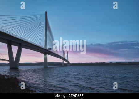 Ein Blick auf eine große drei-Turm-Kabel-Brücke bei Sonnenaufgang. Queensferry Crossing Bridge, Schottland, Vereinigtes Königreich Stockfoto