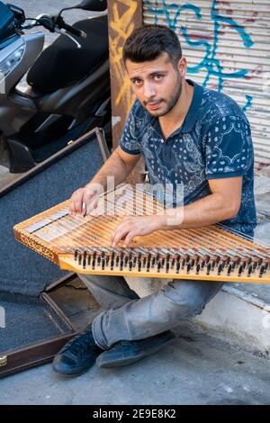 Ein junger Künstler spielt Musik auf Qanun auf den Straßen Istanbuls, um Geld zu bekommen. Türkei, Istanbul - 21.07.2020 Stockfoto