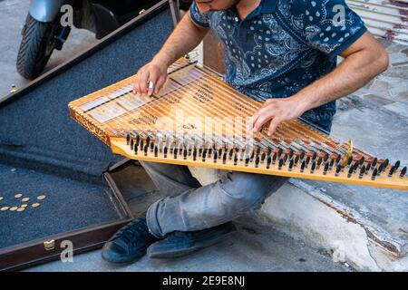 Ein junger Künstler spielt Musik auf Qanun auf den Straßen Istanbuls, um Geld zu bekommen. Türkei, Istanbul - 21.07.2020 Stockfoto