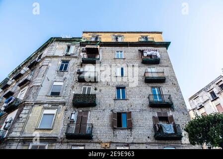 Neapel, Italien - 6. September 2019: Fassade klassischer Gebäude mit hängenden Kleidern im historischen Zentrum von Neapel, Italien Stockfoto