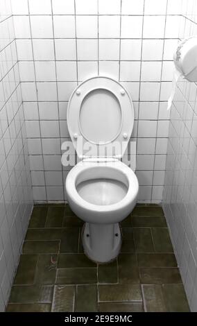 Retro-Toilette, weiße Toilette im Badezimmer, Keramik-Toilettenschüssel Stockfoto