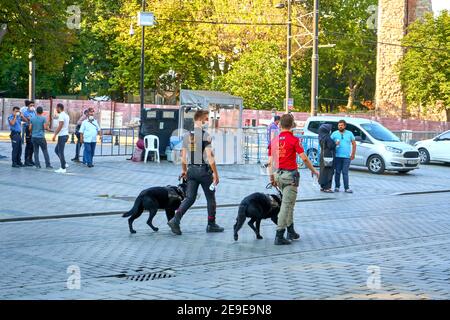 Zwei Polizisten mit Hunden patrouillieren auf dem beliebten Touristenplatz Sultanahmet in Istanbul. Türkei, Istanbul - 21.07.2020 Stockfoto