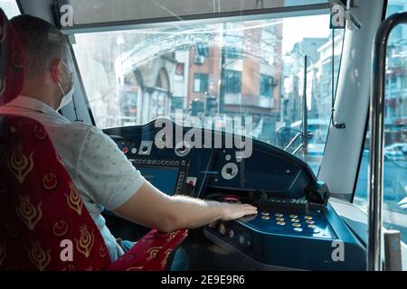 Hütte von modernen Tramm. Trammfahrer fährt auf der Tramm durch die Straßen der Stadt. Türkei, Istanbul - 21.07.2020 Stockfoto